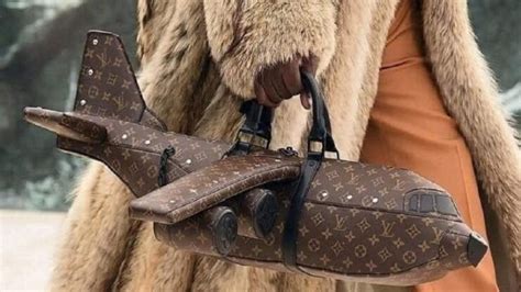 borsa louis vuitton forma aereo|Louis Vuitton presenta una borsa a forma di aereo che costa più .